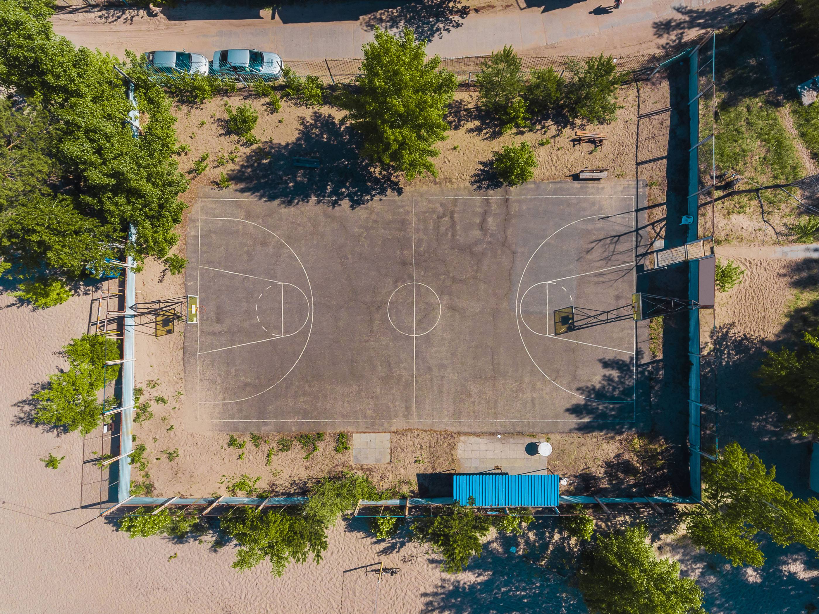 Вид с воздуха на баскетбольную площадку на пляже. Снято с дрона. Волейбол
