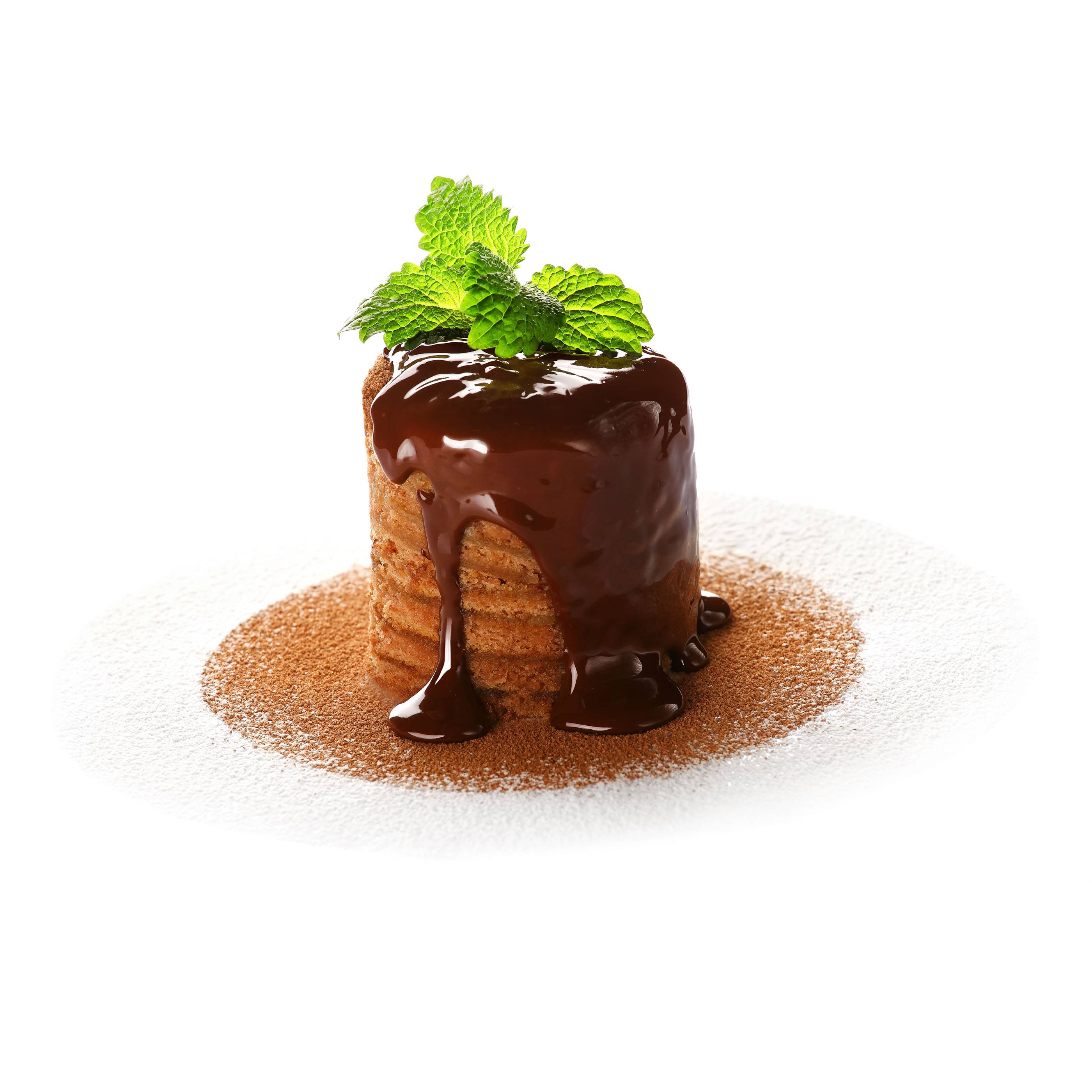 Вкусный торт на белом фоне