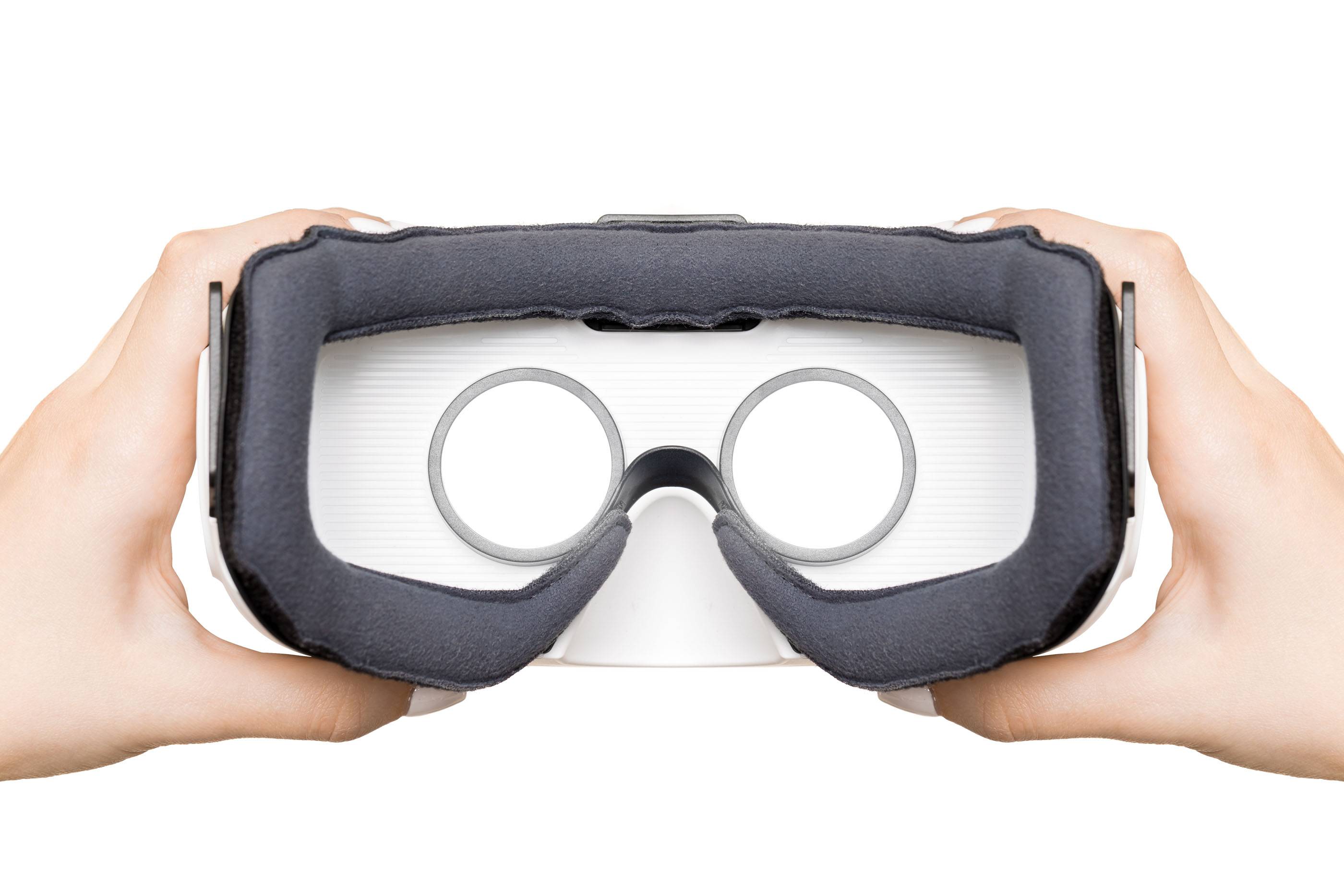 Счастливая женщина использует VR-гарнитуру виртуальной реальности дома, активно жестикулируя