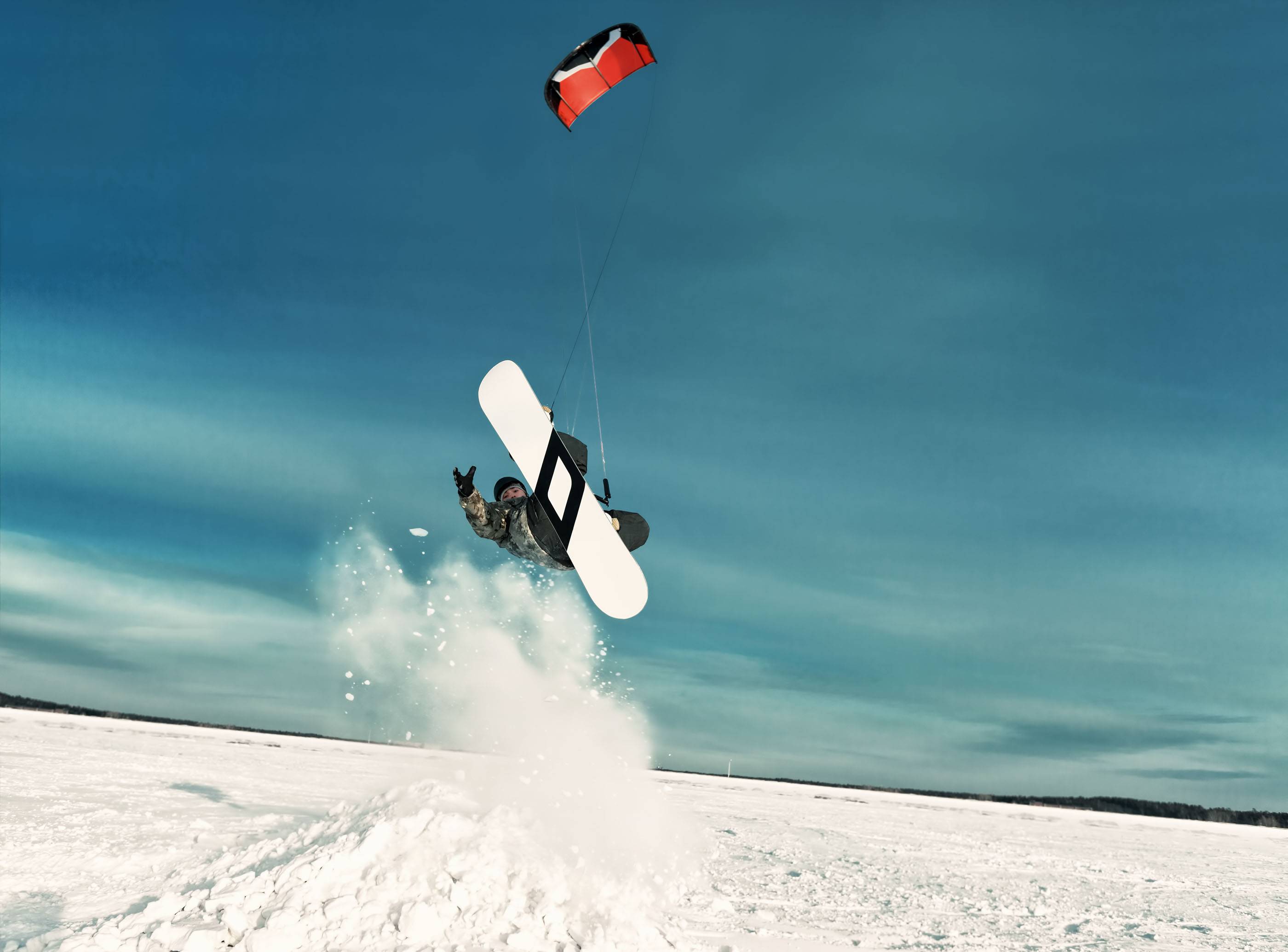 Кайт в голубом небе, зимнее катание на кайте