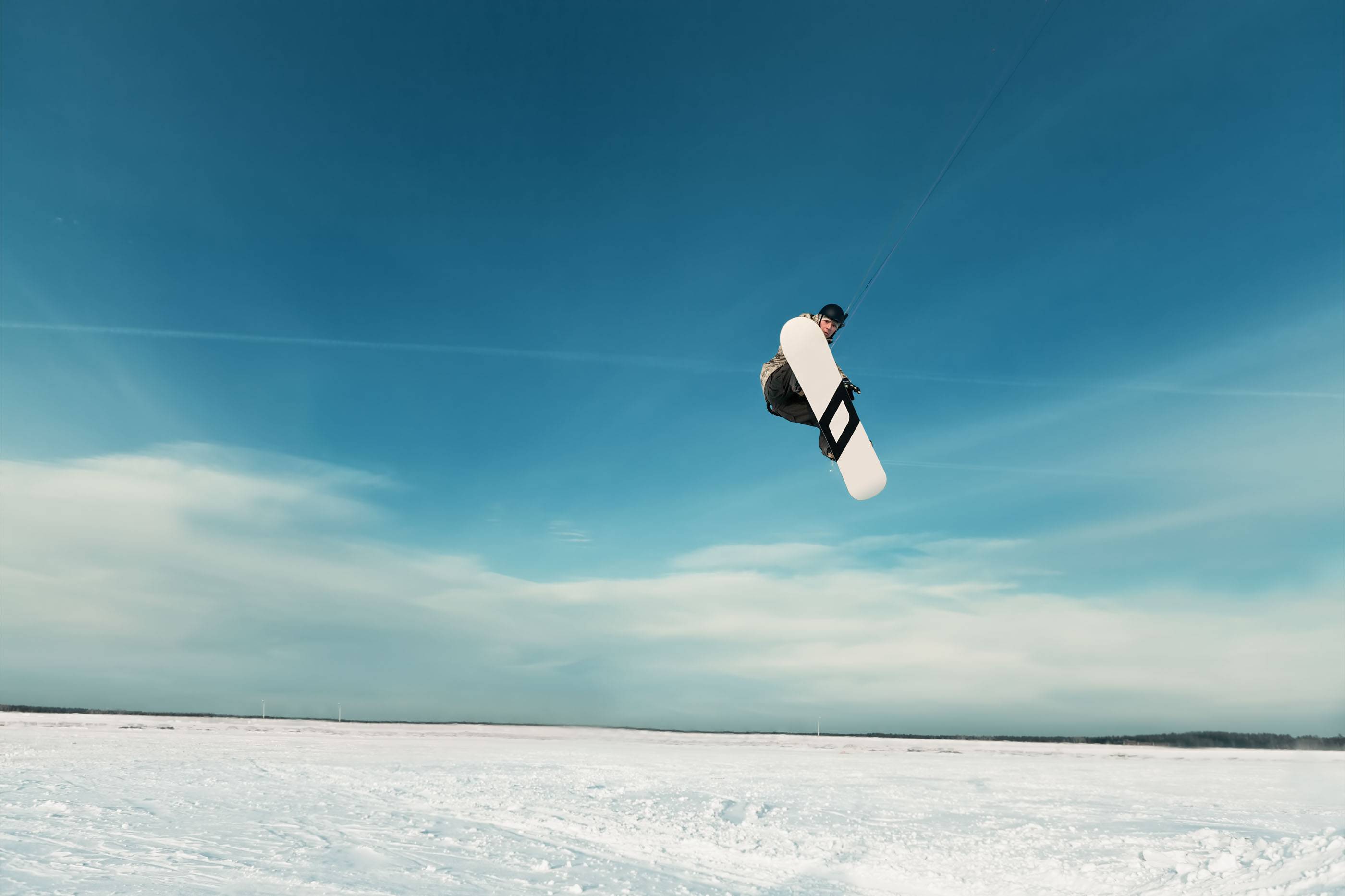 Кайт в голубом небе, зимнее катание на кайте