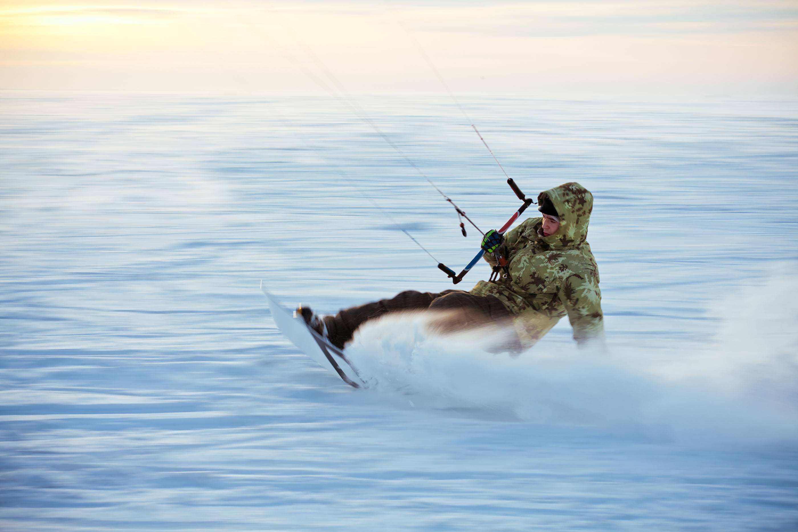 Кайт в голубом небе, зимнее катание на кайте