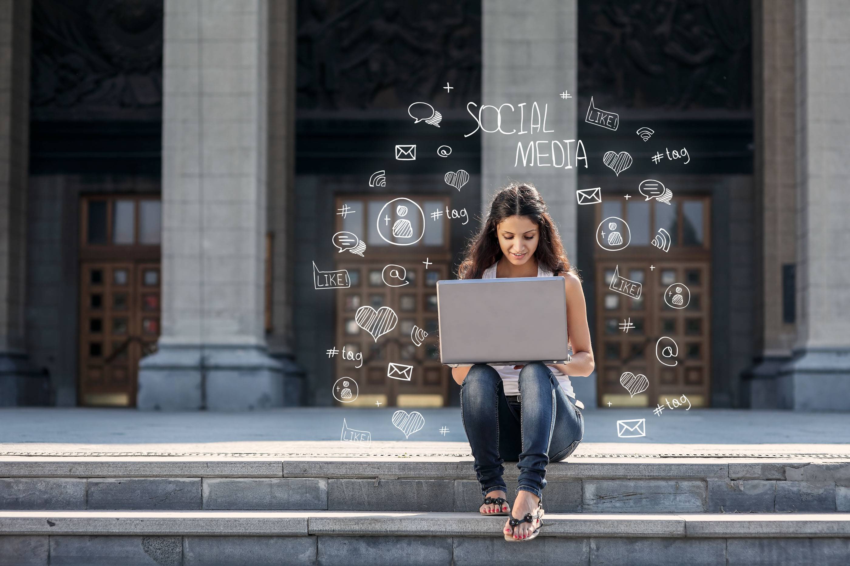 Молодая женщина с ноутбуком, сидящая на лестнице возле университета, инфографика