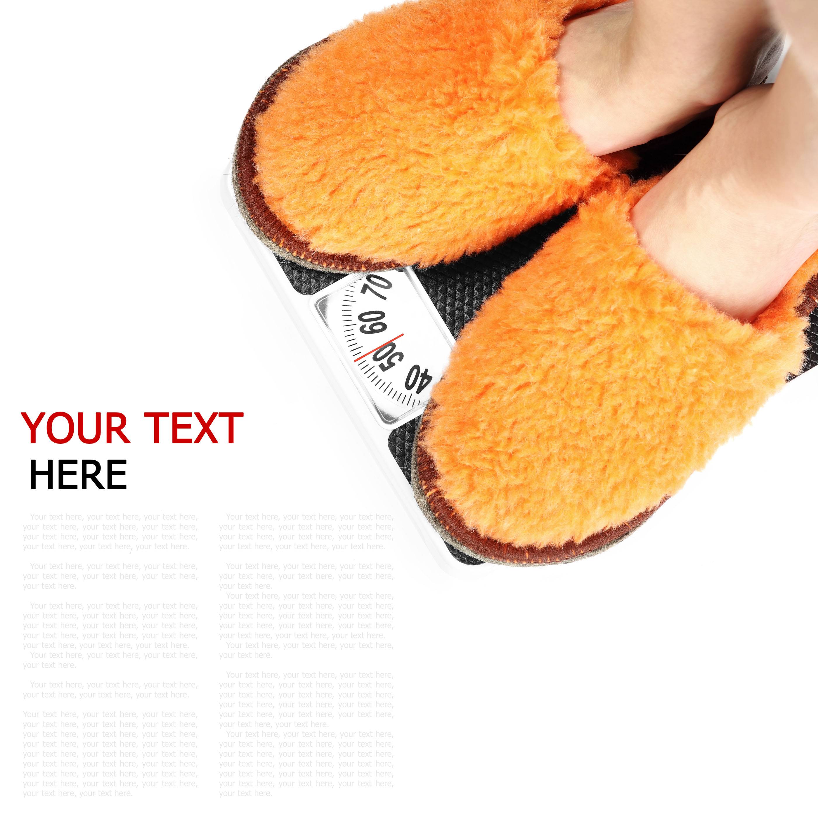 Весы на белом фоне (с примером текста)