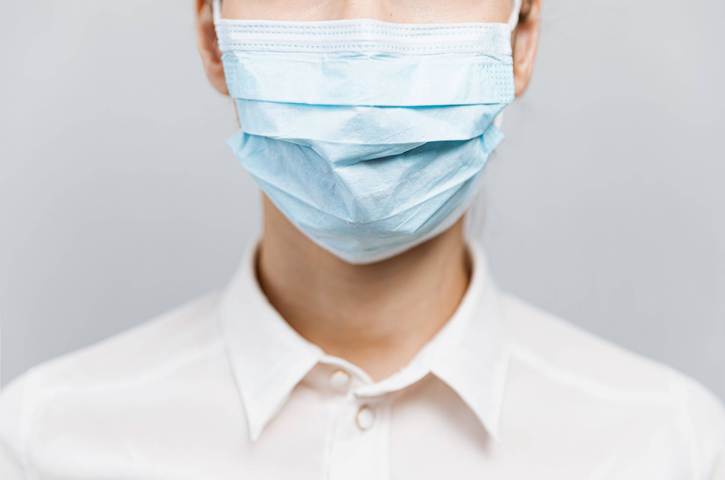 Врач в защитной маске против COVID-19. Панорамный баннер: медицинский персонал в средствах профилактики коронавируса. Женщина в медицинской маске останавливает 2019-nCov.