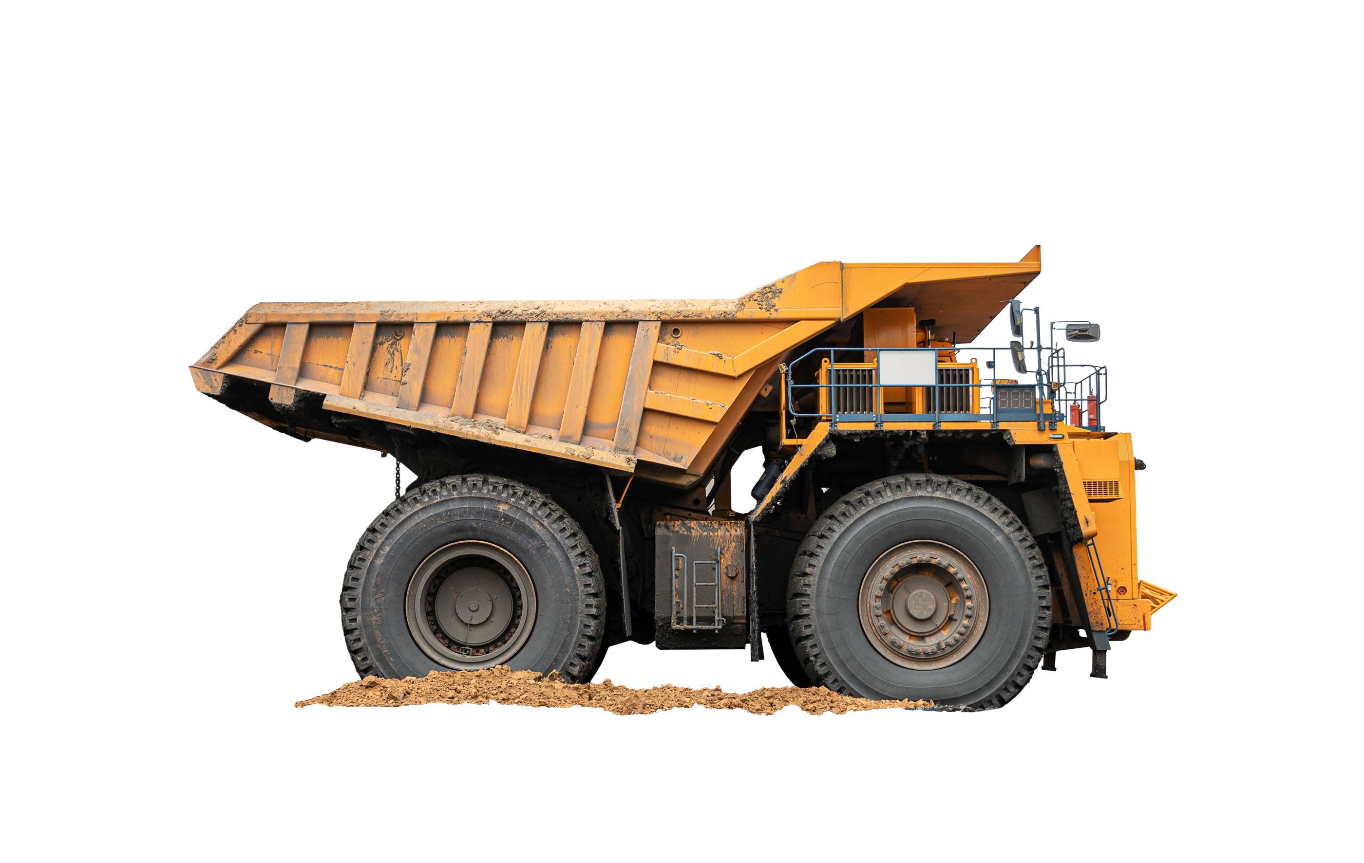 Крупный желтый карьерный самосвал на объекте. Погрузка угля в самосвал. Транспортировка угля из разреза. Изолировано на прозрачном фоне