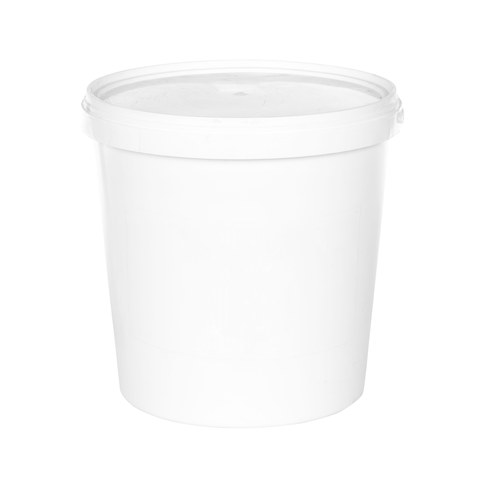 Белое пластиковое ведро с крышкой на белом фоне