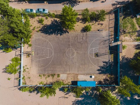 Вид с воздуха на баскетбольную площадку на пляже. Снято с дрона. Волейбол