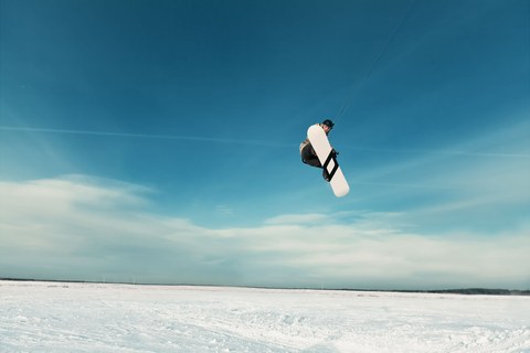 Кайт в голубом небе, зимнее катание на кайте