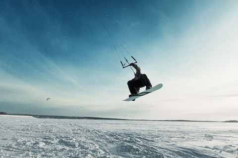 Кайт в голубом небе, зимнее катание на кайте