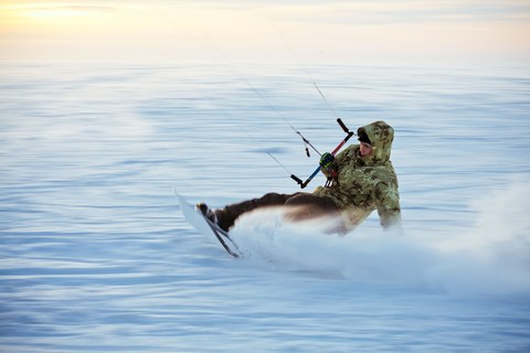 Кайт в голубом небе, зимнее катание на кайте