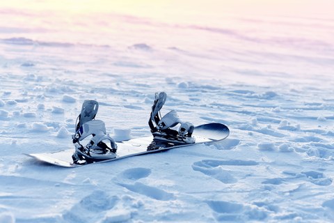 Сноубординг на снегу на закате, с креплениями