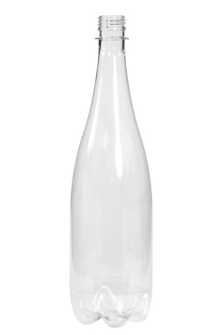 Новая чистая пустая пластиковая бутылка, изолированная на белом фоне