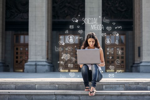 Молодая женщина с ноутбуком, сидящая на лестнице возле университета, инфографика