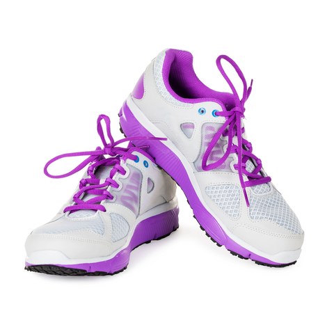 Женские розовые кроссовки на белом фоне