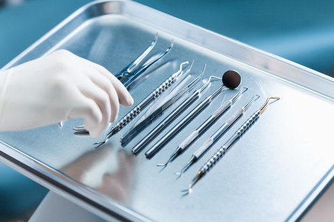 Набор металлических медицинских инструментов для ухода за зубами