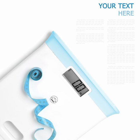 Цифровые весы на белом фоне (с образцом текста)