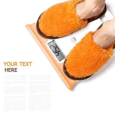 Цифровые весы на белом фоне (с образцом текста)