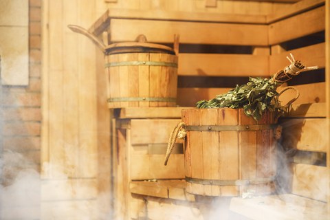 Интерьер финской сауны, классическая деревянная сауна, финская баня, отдых в горячей сауне с паром