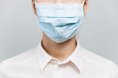 Врач в защитной маске против COVID-19. Панорамный баннер: медицинский персонал в средствах профилактики коронавируса. Женщина в медицинской маске останавливает 2019-nCov.